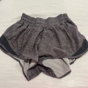 Lulu hotty hot low rise shorts 2.5”
